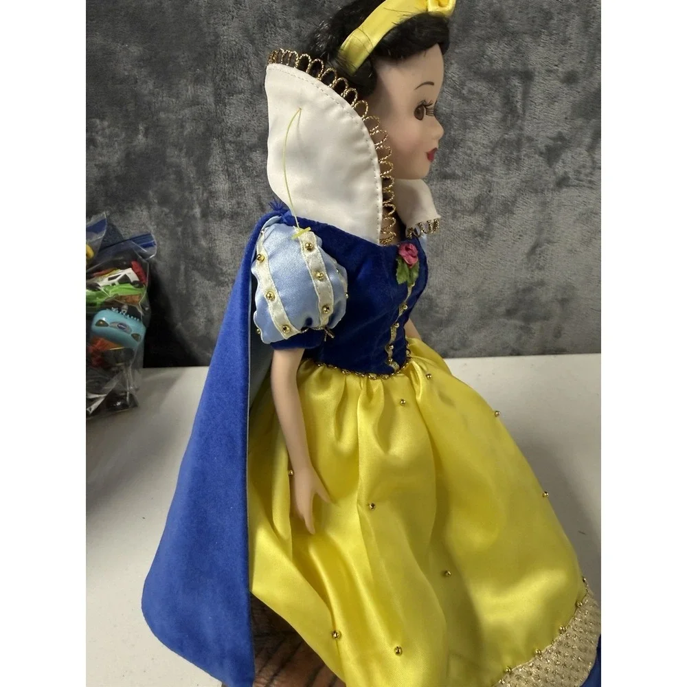 Collectible! Disney Snow White  Porcelain Doll 12